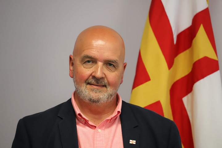 Le Tocq’s resignation goes to the States after admitting indecent child image charges